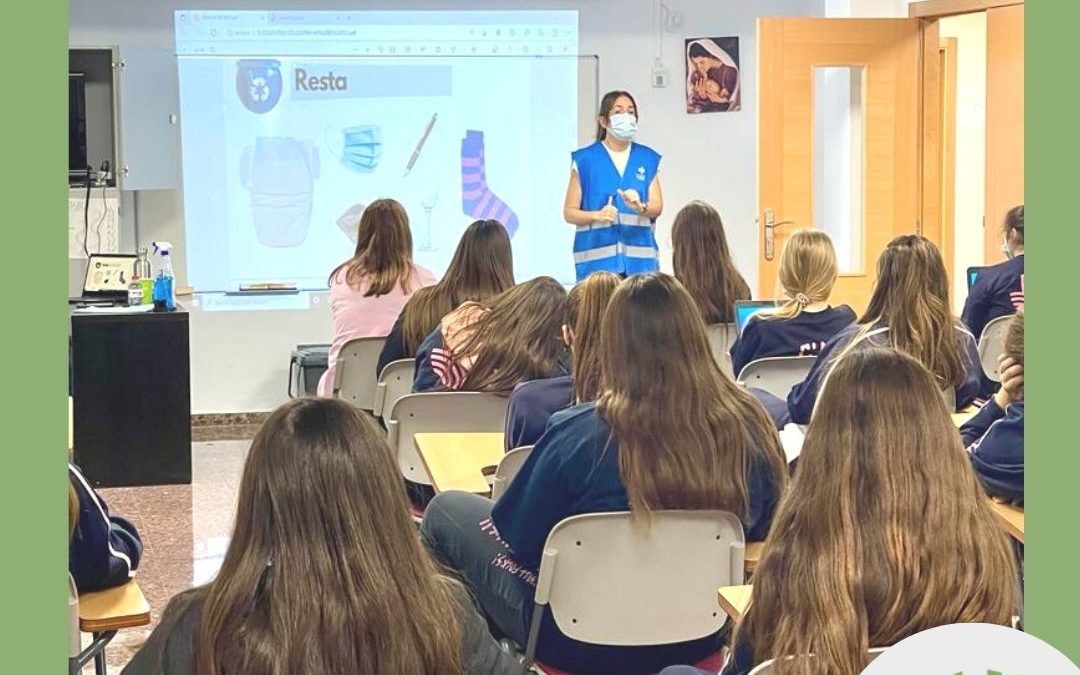 El taller de reciclaje “Porta a Porta” enseña a las alumnas de la EFA importancia de saber reciclar  
