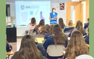 El taller de reciclaje “Porta a Porta” enseña a las alumnas de la EFA importancia de saber reciclar  