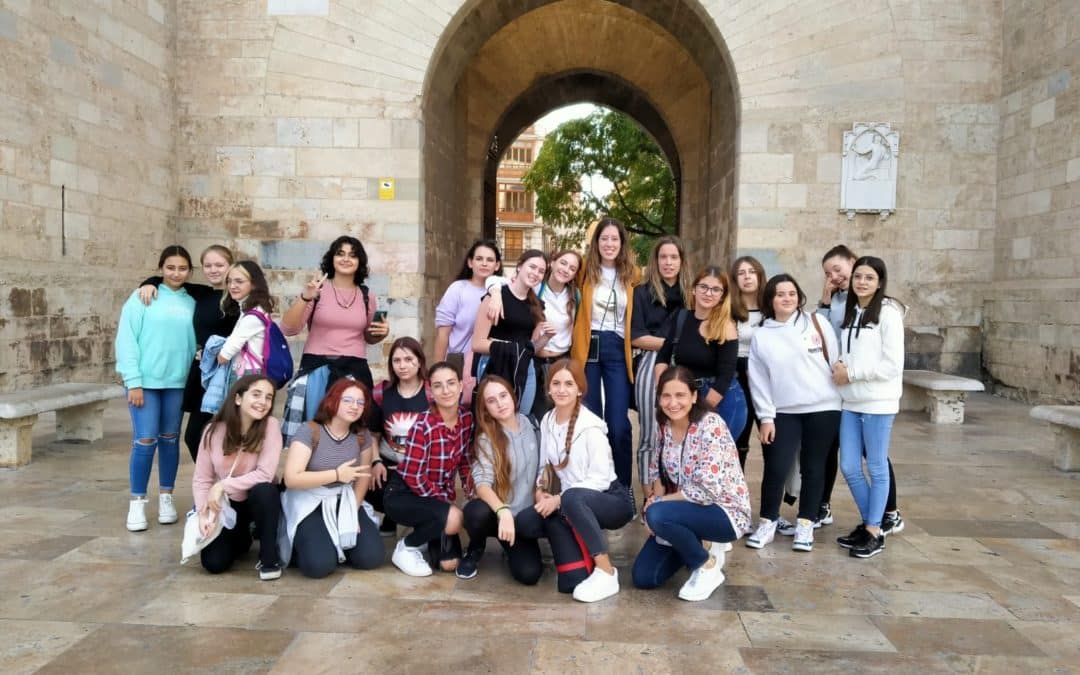 Las alumnas de la EFA realizan el almuerzo solidario