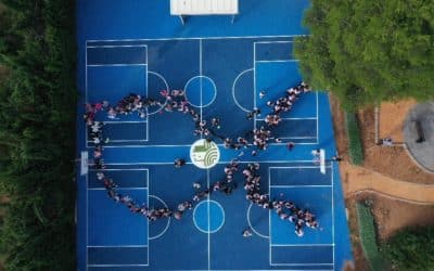 Torrealedua crea un gran lazo humano el día de cáncer de mama