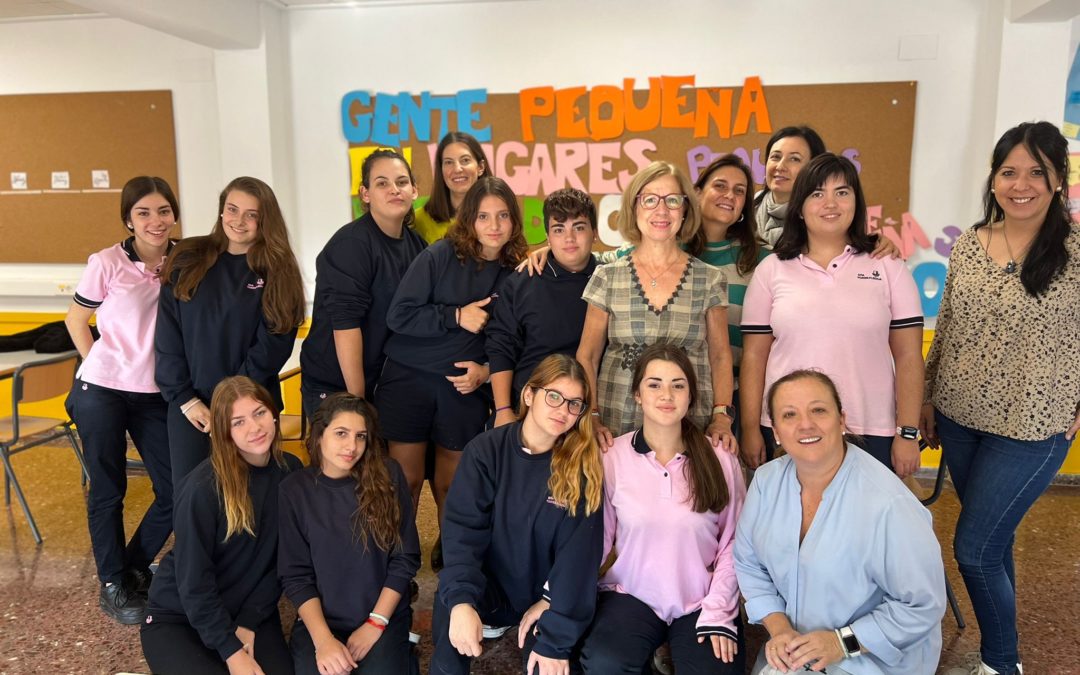 La modista Júlia Oller ensenya a les alumnes de Grau Bàsic