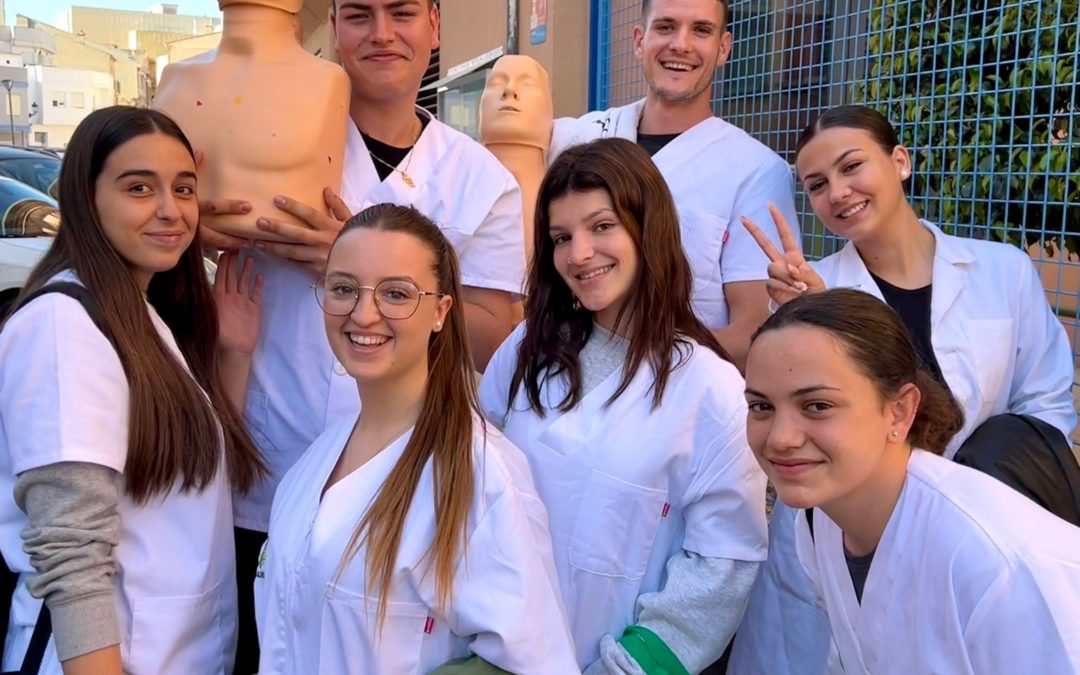 Els alumnes de TAPSD d’EFA Torrealedua ensenyen als menuts a actuar davant una parada cardiorespiratòria