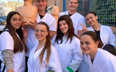 Els alumnes de TAPSD d’EFA Torrealedua ensenyen als menuts a actuar davant una parada cardiorespiratòria