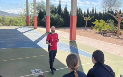 El pilotari Rafa Pla ensenya en Torrealedua la pilota valenciana